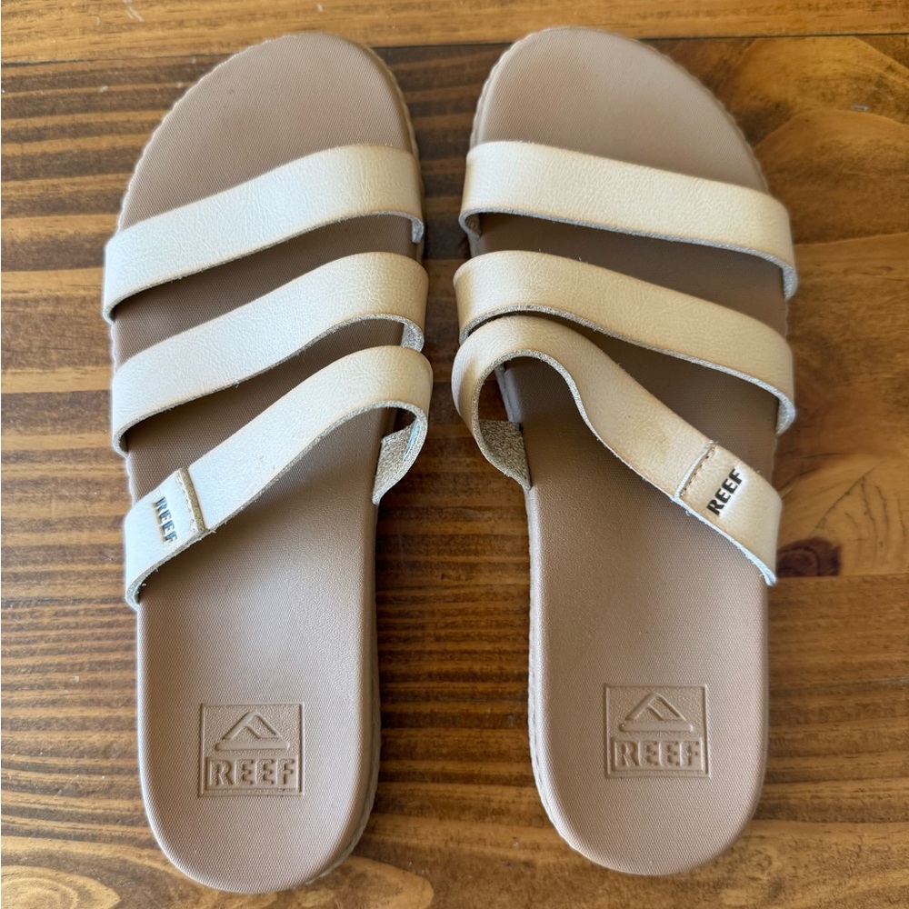 Reef nude and Tan Sandals

Excellent condition